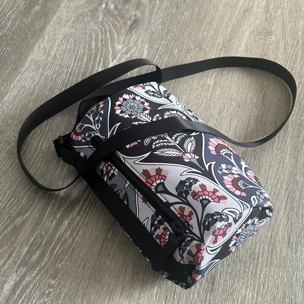 Vera Bradley Lighten Up Water Bottle Crossbody Like New!